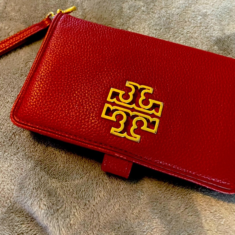 Tori red wristlet